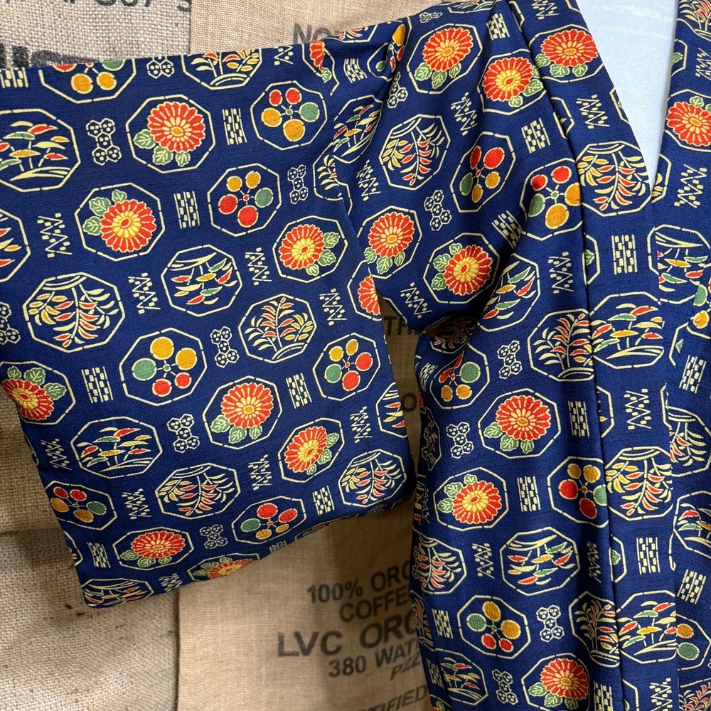 Vintage Japanese Haori Kimono Jacket Navy Blue Floral Medallion Pink Silk Lining - Picture 6 of 8